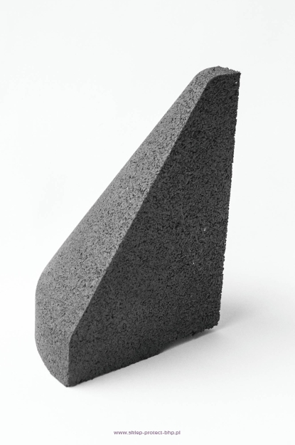 Czarne zakończenie krawężnika