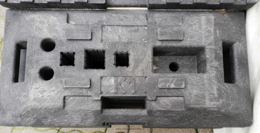 Podstawa drogowa K1, 28,5 kg, wtryskowa, z otworami 2 x ø 45, 1 x ø 51, 1x60x60, 1 x 40x40, 435x885x120 mm