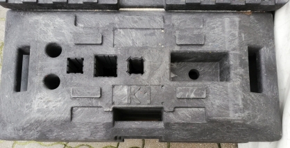 Podstawa drogowa K1, 28,5 kg, wtryskowa, z otworami 2 x ø 45, 1 x ø 51, 1x60x60, 1 x 40x40, 435x885x120 mm