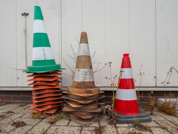 Zabezpieczenie i oznakowanie miejsc prac remontowych na parkingu lub drodze